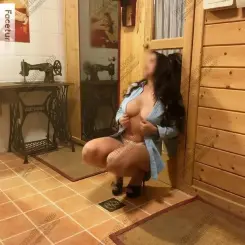 Alina nagy mellű szexpartner 22 éves