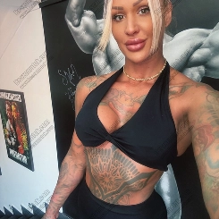 Dylan.Ryder nagy mellű szexpartner 30 éves